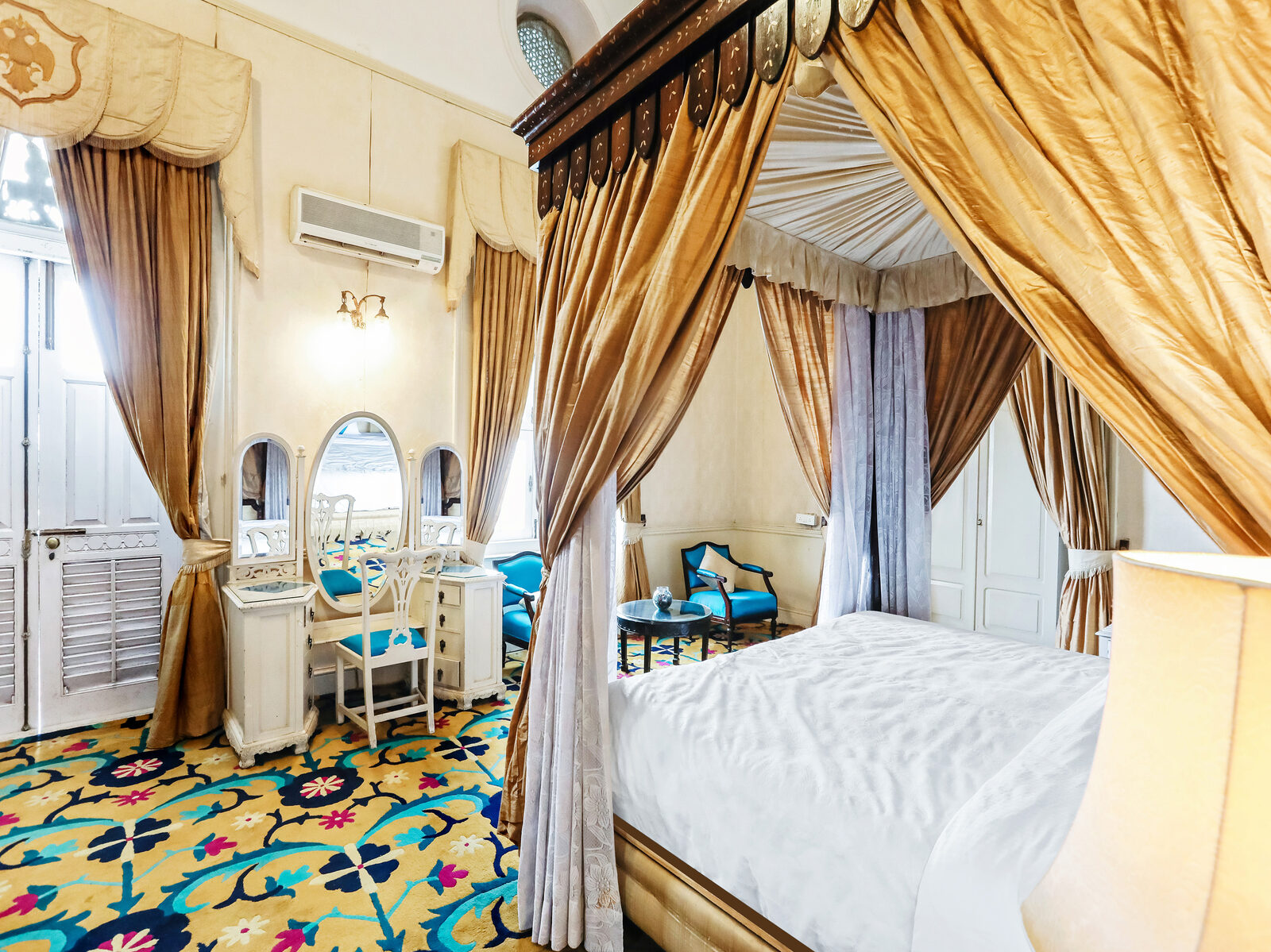 Palette — Canopy Bed Suite